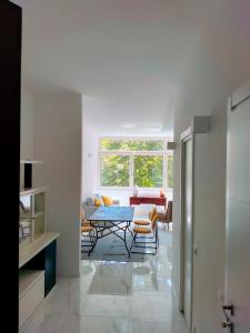 Bright house near Basilica of Saint Paul, Metro B