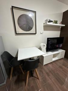 King size bed at Air Residences Condo, Ayala Ave, Makati