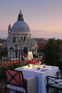 Chambre Lit King-Size avec Terrasse - Vue sur Canal