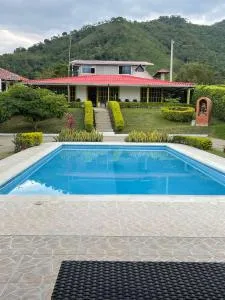 El Makelaso, Casa Campestre - Quebradanegra