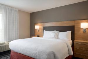 One-Bedroom Queen Suite with Sofa Bed room in TownePlace Suites by Marriott Joliet Minooka
