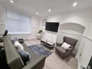 Modern 2 bedroom house in Greater London - Private Garden, Free Wifi and Parking - Dagenham