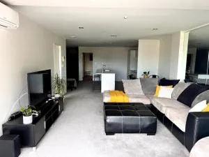 Central Apartment with Pool, Sauna & Small Gym - 卡塔尼