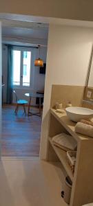 Centre historique studio rénové avec vue