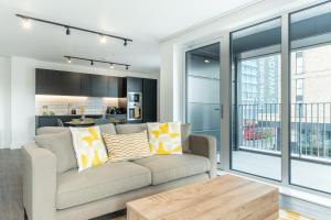 Mitre Klimt by Artsy