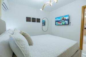 Modern 3BR! 9fl, King Bed! Sti!,