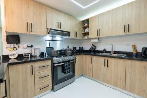 Modern 3BR! 9fl, King Bed! Sti!,