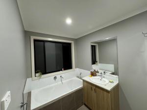 Sanctuary Lakes Holiday house