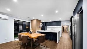 Sanctuary Lakes Holiday house