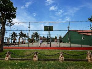 Casa em cond com área lazer completa, 2 suítes, 1 quarto, piscina privada, churrasqueira, garagem, academia, salão jogos, parquinho, quadras, deck, acesso à lagoa