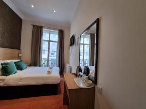 R104 1st Flr Room Near Paddington Station-B21