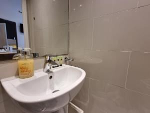 R104 1st Flr Room Near Paddington Station-B21