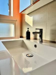 CasaSpensieratezza - 5 PERSONE - POSTO AUTO RISERVATO - COLAZIONE