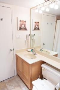 1BR next to slopes on Blackcomb w pool & hot tub