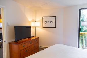 1BR next to slopes on Blackcomb w pool & hot tub