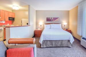 Deluxe Queen Studio  room in TownePlace Suites Raleigh Cary/Weston Parkway