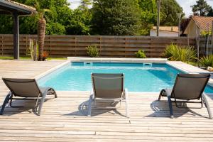 Appartement 2 chambres, terrasse bois indépendante, accès piscine privée