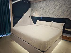 Evara - Premium Fully AC - 3BHK Luxury Apartment with Style