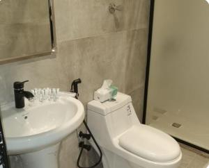 شقة غرفتين نوم وصالة ومطبخ