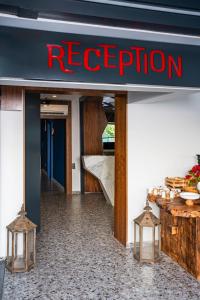 Lucky Monkey Midi Hotel