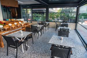 Lucky Monkey Midi Hotel