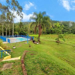 Sítio com piscina e lago
