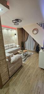 Green Hill Isidorovic Divcibare ll