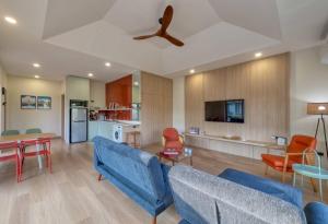 Thirty Degrees in February, Khao Tao, Hua Hin