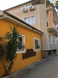 private 100m2 detached villa with central castle garden