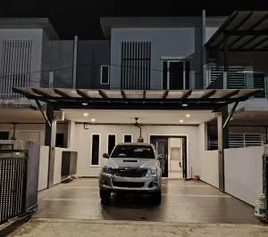 dotMy Homestay Kluang 15 pax - NETFLIX - WiFi - Autogate - 4 Rooms - 4 Bathrooms - Sungai Sayung