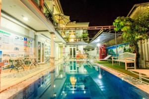 Riverside Pottery Village