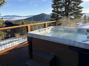 Four-Bedroom Holiday Home room in Tahoe Donner Pinnacle Loop Mountain Retreat home