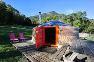 Tentes de luxe Yourtes Olachat proche Annecy : photos des chambres