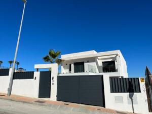 Perniznest - Luxury villa front of Calanova golf with sea view