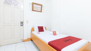 RedDoorz @ Malibu Room BF International Las Pinas