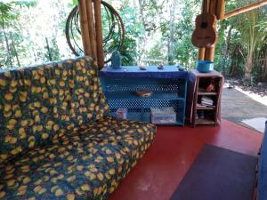 Casa de bambu e garrafas no litoral de Serra Grande