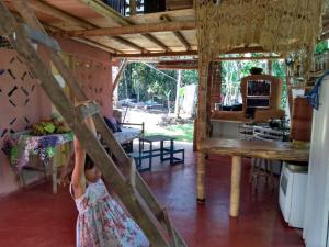 Casa de bambu e garrafas no litoral de Serra Grande