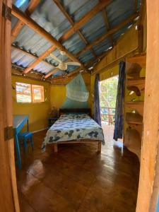 Casa de bambu e garrafas no litoral de Serra Grande