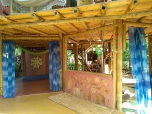 Casa de bambu e garrafas no litoral de Serra Grande