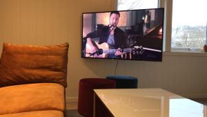 Familyfriendly-modern, in the fishingtown Stamsund, with Sauna and Jacuzzi