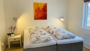 Familyfriendly-modern, in the fishingtown Stamsund, with Sauna and Jacuzzi