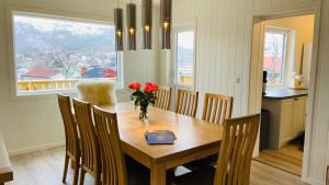 Familyfriendly-modern, in the fishingtown Stamsund, with Sauna and Jacuzzi