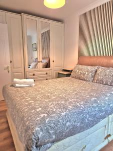 Modern Two Bed Apartment with Parking