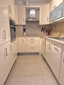 Modern Two Bed Apartment with Parking