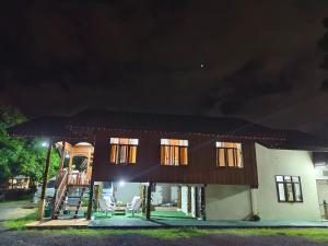 Regal Eagle Guesthouse -Thai House and Garden