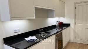 Evas Sea View 2 Bed 2 Bath Parking