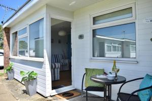 46 Hectors, Sunbeach, Scratby - Two bed chalet, sleeps 4, pet friendly, free Wi-Fi, free entry to onsite clubhouse and bed linen and towels included