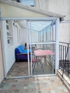 Excelente departamento con balcón terraza