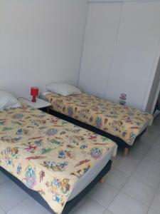 Les pieds dans leau salée