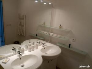 Les pieds dans leau salée